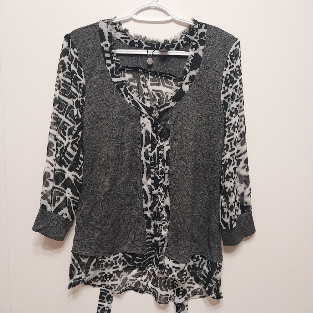 BKE Black and Gray 3/4 Sleeve Tunic with V-Neckline and Tie Front
